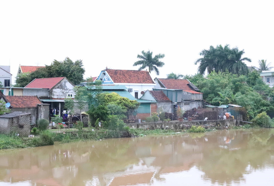 Nhiều nhà ở, công trình phụ, chuồng trại chăn nuôi của người dân xóm Đồng Hà tại xã Diễn Vạn (Diễn Châu, Nghệ An) xây dựng, cơi nới bên bờ kênh tiêu lũ Vách Bắc. (Ảnh: Văn Tý/TTXVN)