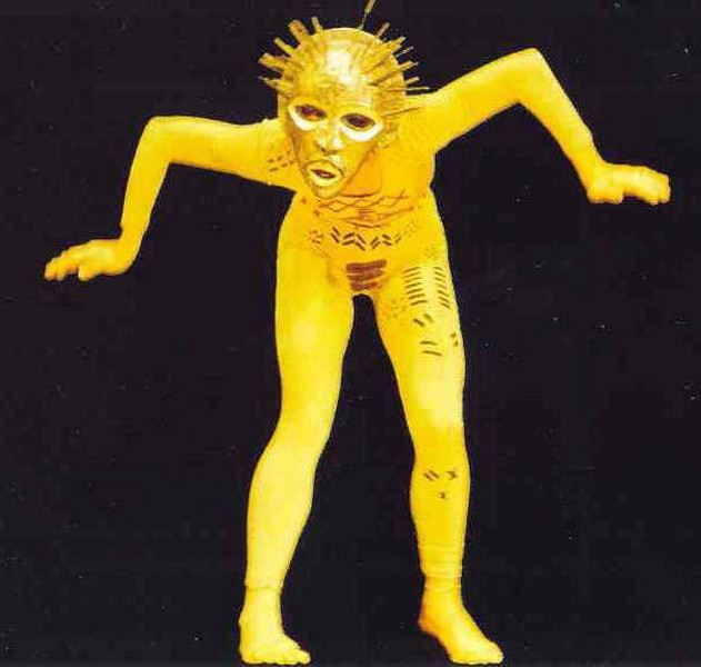 Một cảnh trong phim tài liệu Outras frases, kể về hành trình của nghệ sỹ, biên đạo múa Ana Clara Marques, đồng thời là bìa cuốn sách mang tên Công ty Vũ điệu đương đại Angola phát hành 1997.