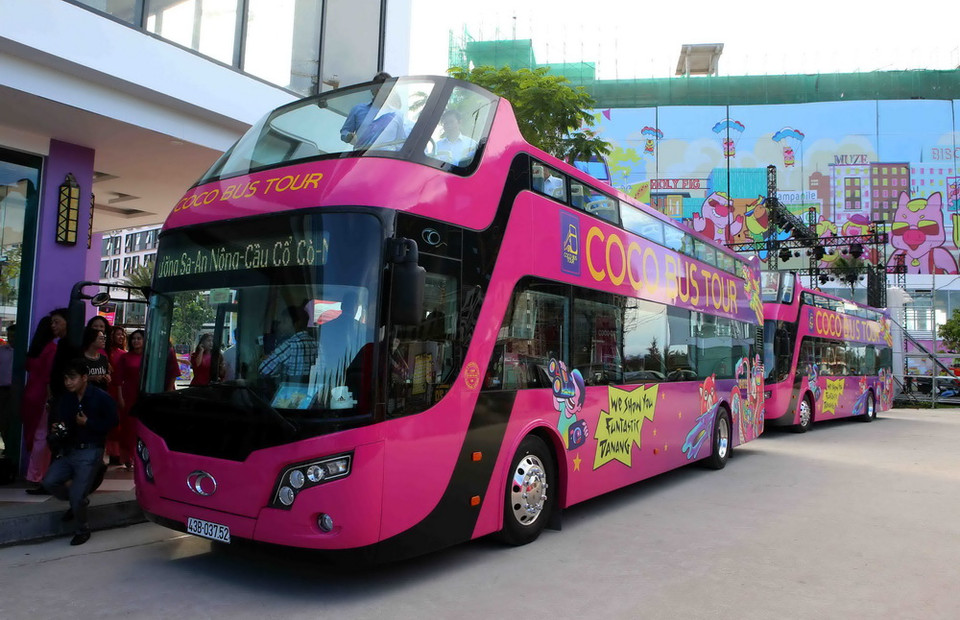 Xe được trang bị các thiết bị hiện đại như màn hình Led thông báo điểm đến, tủ lạnh, định vị GPS, máy lạnh tầng 1, đạt tiêu chuẩn chất lượng châu Âu. (Ảnh: Trần Lê Lâm/Vietnam+)