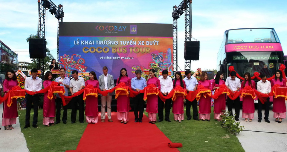Cắt băng khai trương xe buýt hai tầng mui trần Coco Bus Tour phục vụ du lịch tại Đà Nẵng. (Ảnh: Trần Lê Lâm/Vietnam+)