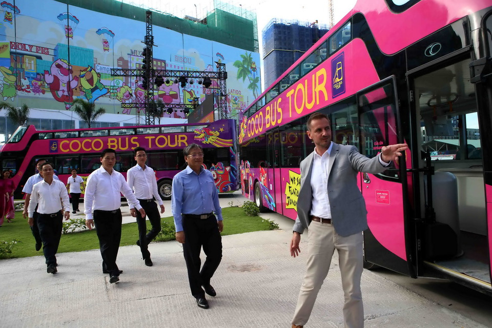 12 xe buýt mui trần được đưa vào sử dụng mỗi xe có 54 ghế ngồi . (Ảnh: Trần Lê Lâm/Vietnam+)