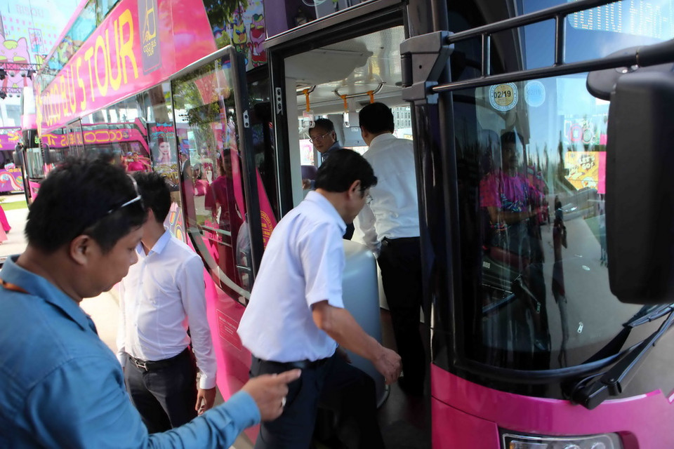 Tuyến 2 hướng về phía Bắc thành phố từ Sân bay về phía Bán đảo Sơn Trà với hơn 18 điểm dừng để đưa người dân và du khách tham quan được vòng quanh thành phố đi qua các điểm du lịch nổi tiếng. (Ảnh: Trần Lê Lâm/Vietnam+)