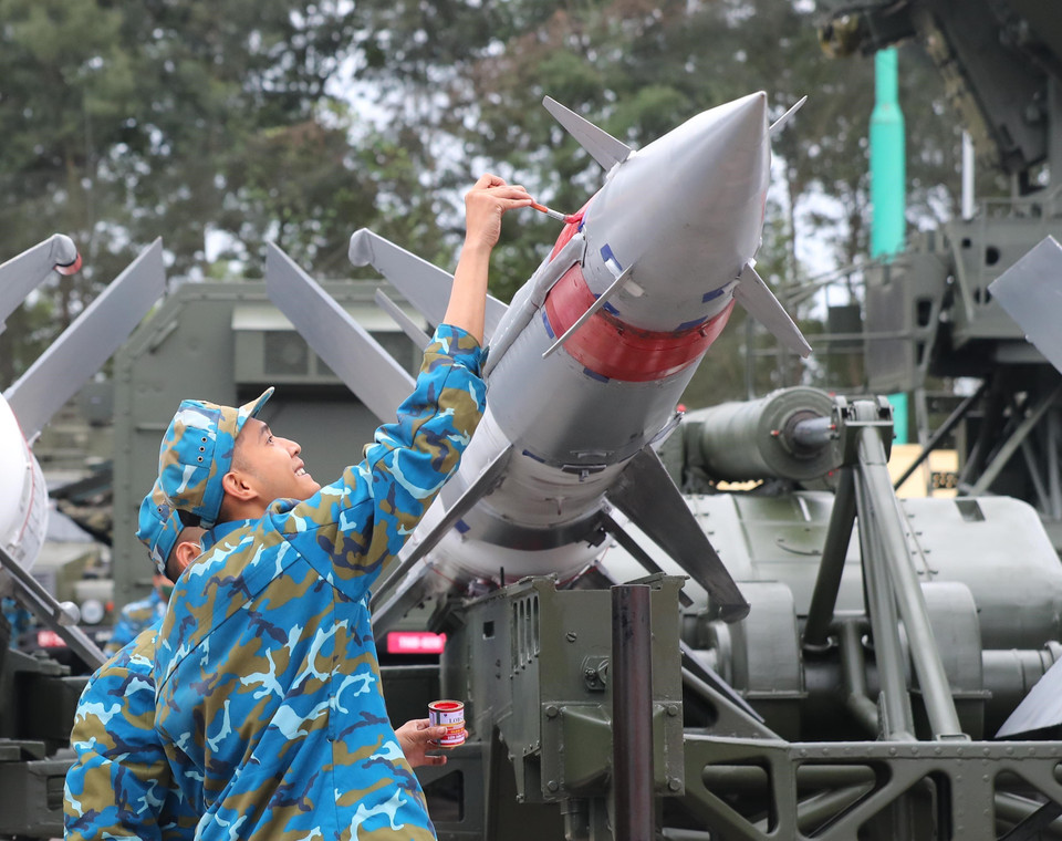  Các đơn vị tên lửa chuẩn bị vũ khí, khí tài trong ngày tổng duyệt. (Ảnh:Trọng Đức/TTXVN)