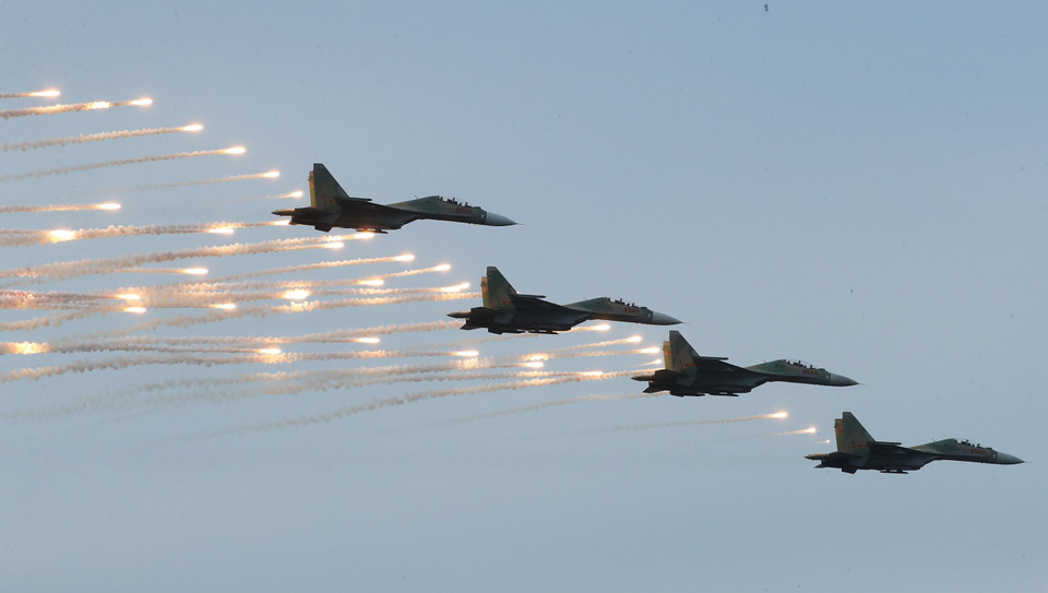 Phi đội máy bay Su30 MK luyện tập để phục vụ triển lãm. (Ảnh:Trọng Đức/TTXVN)