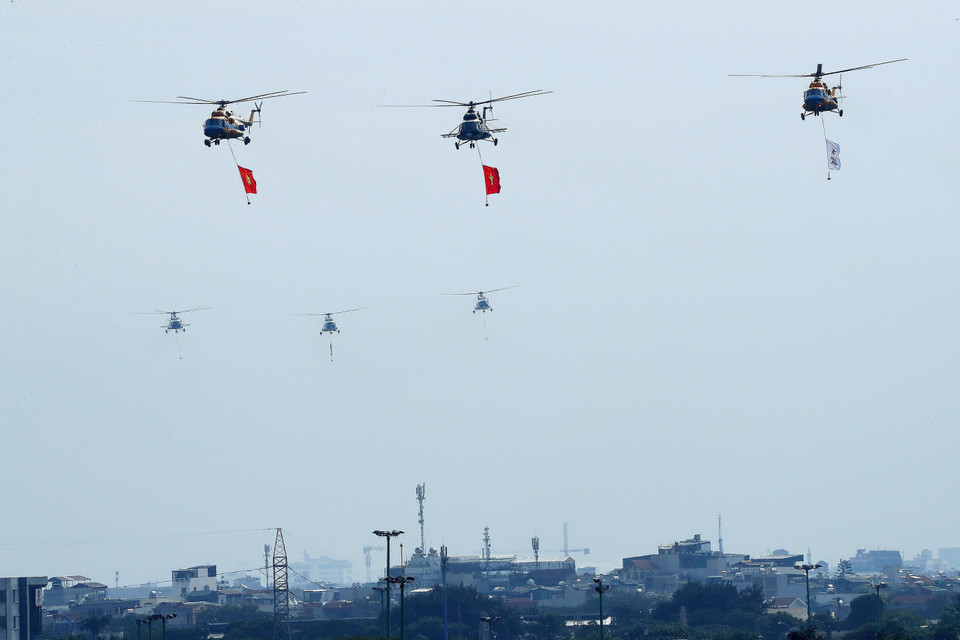 Màn trình diễn của phi đội trực thăng trên bầu trời Hà Nội. (Ảnh: Lâm Khánh/TTXVN)