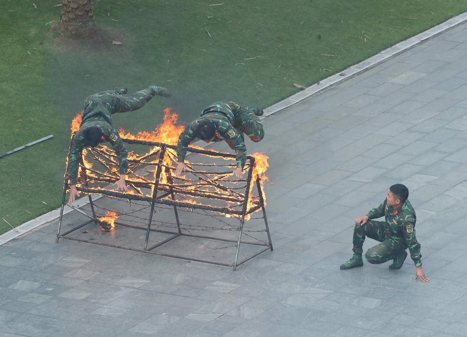 Biểu diễn võ thuật của bộ đội đặc công Việt Nam. (Ảnh: Trọng Đức/TTXVN)