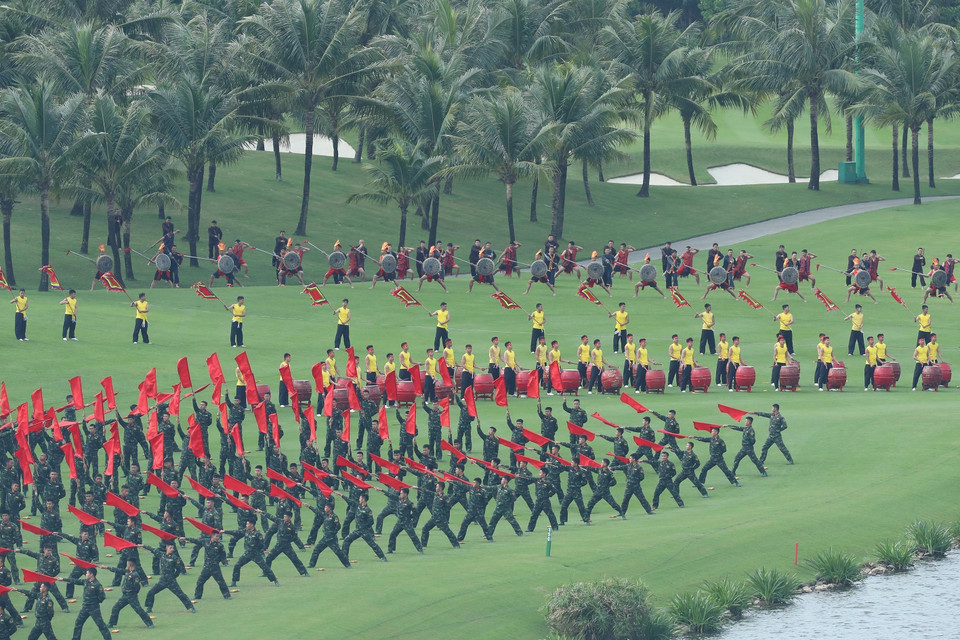 Màn đồng diễn của các lực lượng sẽ thể hiện trong lễ khai mạc triển lãm. (Ảnh: Trọng Đức/TTXVN)