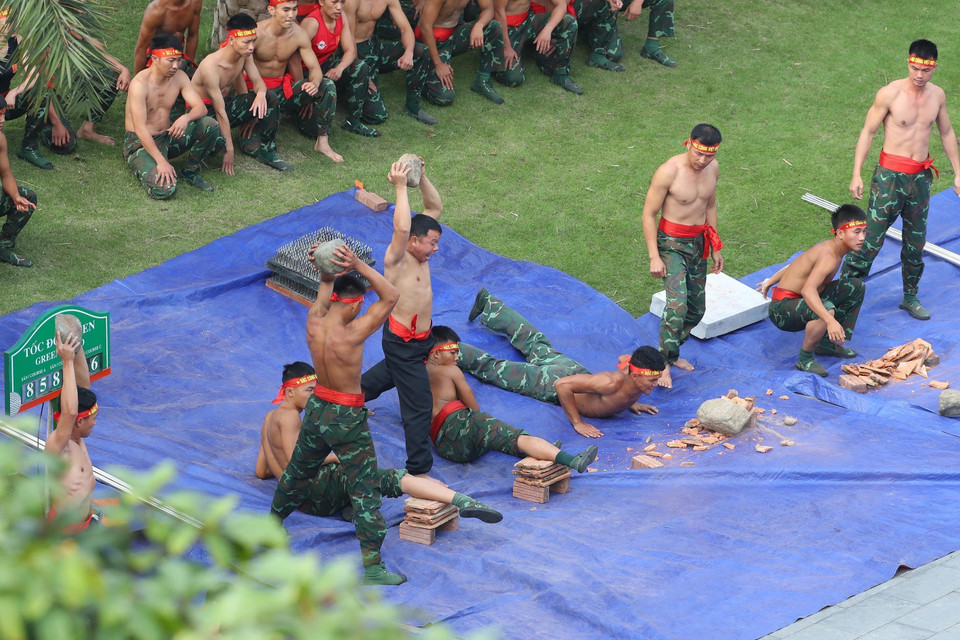 Biểu diễn võ thuật của bộ đội đặc công Việt Nam. (Ảnh: Trọng Đức/TTXVN)