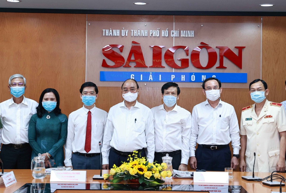 Chủ tịch nước Nguyễn Xuân Phúc và Ban Biên tập Báo Sài Gòn Giải phóng. (Ảnh: Thống Nhất/TTXVN)