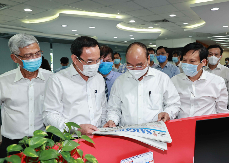 Chủ tịch nước Nguyễn Xuân Phúc thăm Báo Sài Gòn Giải phóng. (Ảnh: Thống Nhất/TTXVN)