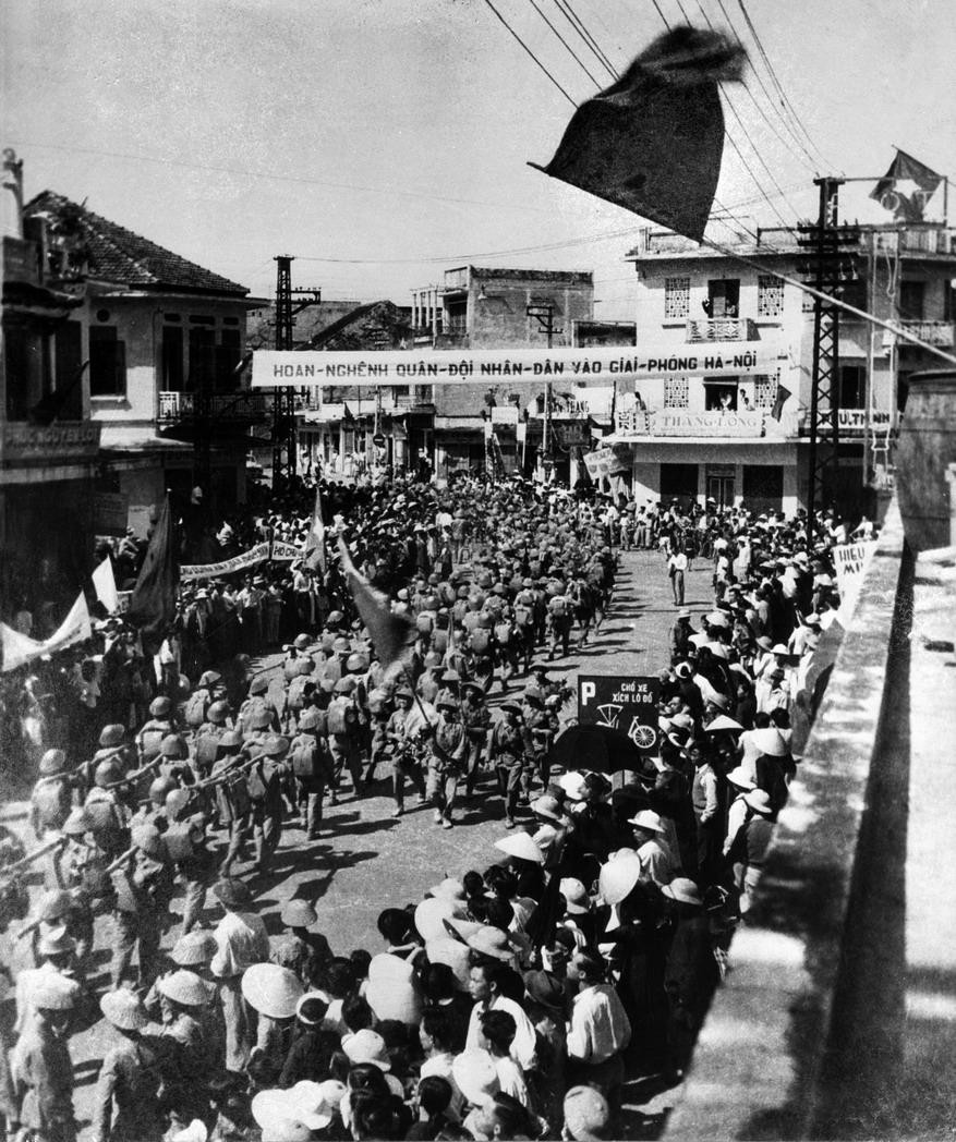 Các đoàn quân tiến về giải phóng Thủ đô. (Ảnh: Tư liệu TTXVN)