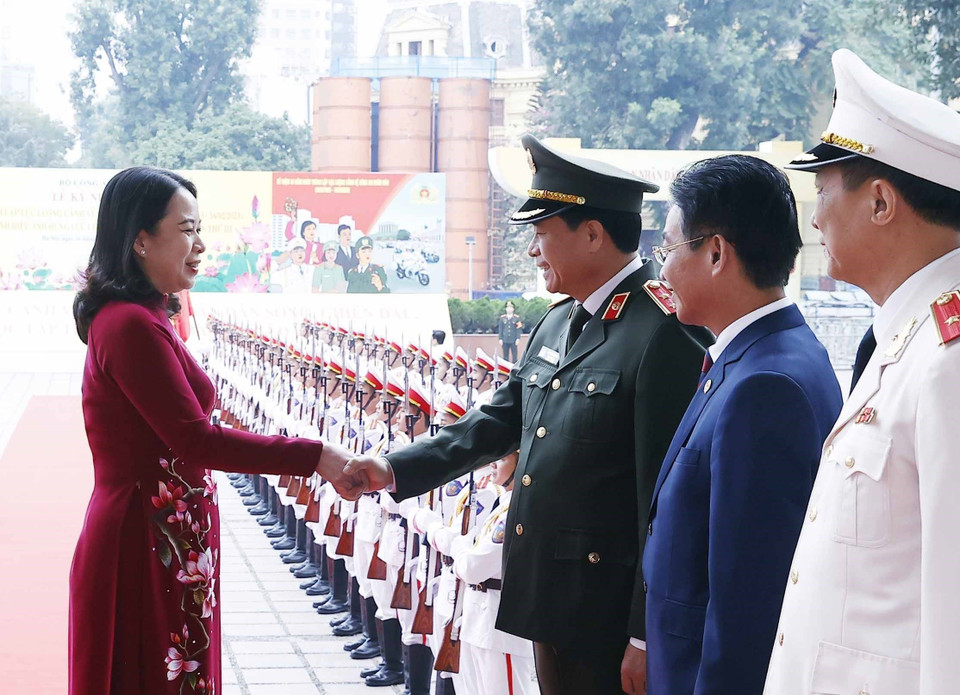 Quyền Chủ tịch nước Võ Thị Ánh Xuân với lãnh đạo, sỹ quan chỉ huy Bộ Tư lệnh Cảnh vệ. (Ảnh: Thống Nhất/TTXVN)