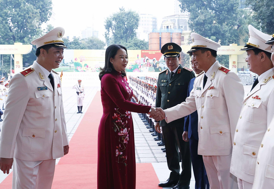 Sáng 16/2, tại Hà Nội, Quyền Chủ tịch nước Võ Thị Ánh Xuân dự lễ kỷ niệm 70 năm Ngày thành lập lực lượng Cảnh vệ (16/2/1953-16/2/2023) và đón nhận Danh hiệu Anh hùng lực lượng vũ trang nhân dân lần thứ 3. (Ảnh: Thống Nhất/TTXVN)