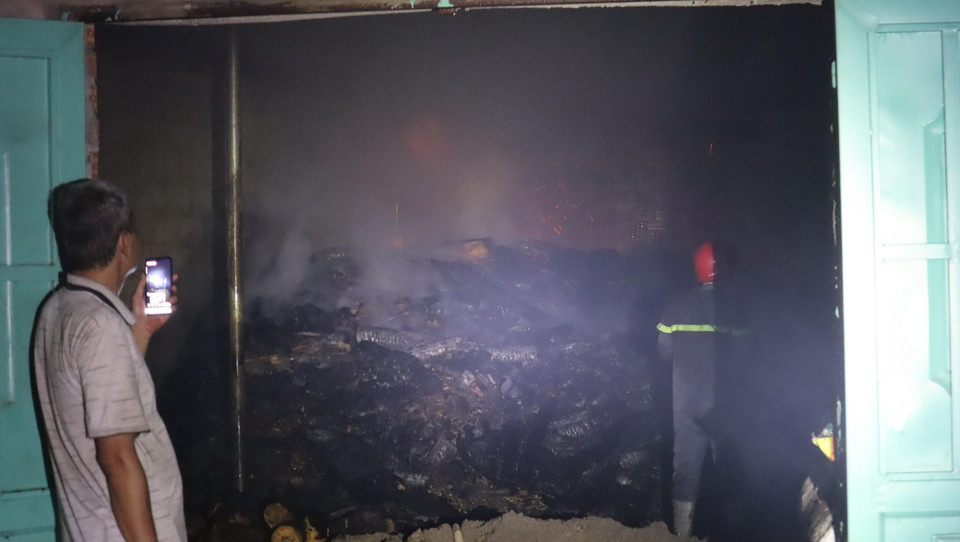Cơ quan chức năng đang điều tra nguyên nhân vụ hỏa hoạn. (Ảnh: Đậu Tất Thành/TTXVN)