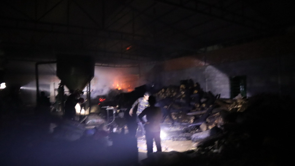 ...nhưng cũng kịp thiêu rụi gần một nửa gần 300m2 nhà kho, sản xuất nhang trầm hương. (Ảnh: Đậu Tất Thành/TTXVN)