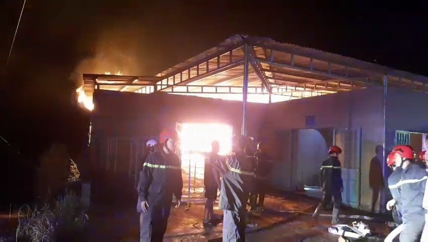 Nhận được tin báo, Phòng Cảnh sát phòng cháy, chữa cháy, Công an tỉnh Bình Phước đã điều động 5 xe chữa cháy cùng 50 cám bộ, chiến sỹ nhanh chóng có mặt tại hiện trường, triển khai các biện phát dập tắt đám cháy. (Ảnh: Đậu Tất Thành/TTXVN)