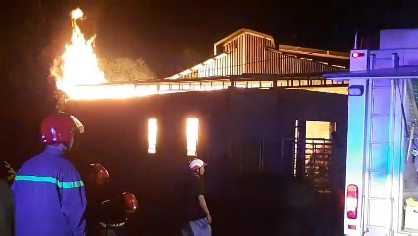 Khoảng 22 giờ 20 tối 18/7, người dân phát hiện đám cháy lớn tại khu vực sản xuất nhang trầm hương của Chùa Thanh Tâm (thuộc tổ 37, ấp Chợ, xã Tân Tiến, huyện Đồng Phú, tỉnh Bình Phước). (Ảnh: Đậu Tất Thành/TTXVN)