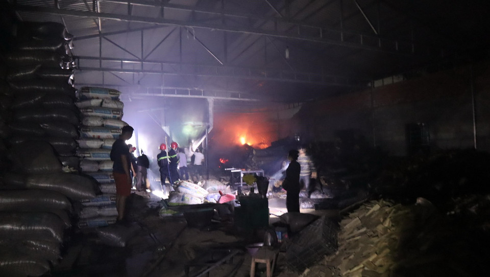 Sau hơn 2 tiếng căng mình với ngọn lửa, đám cháy đã được dập tắt hoàn toàn. (Ảnh: Đậu Tất Thành/TTXVN)