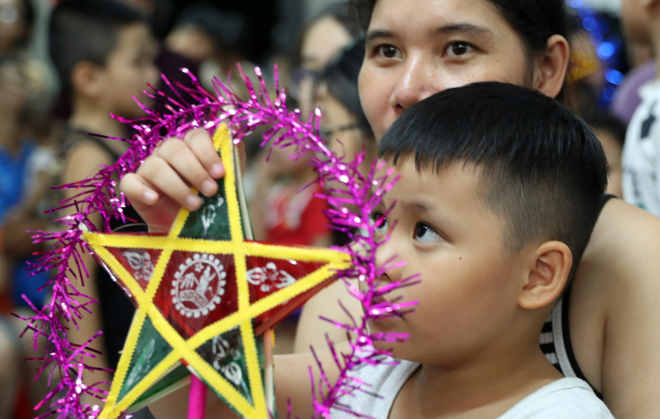Trẻ em nơi "rốn lũ" Hà Nội hồn nhiên vui Tết Trung thu. (Ảnh: Quốc Khánh/TTXVN)
