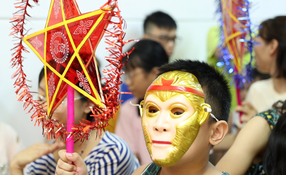 Một cháu nhỏ hồn nhiên đóng giả thành Tôn Ngộ Không trong ngày Tết Trung thu. (Ảnh: Quốc Khánh/TTXVN)