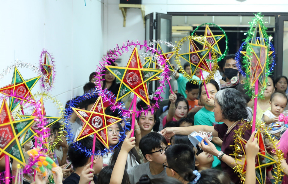 Bão tan, nước rút, trẻ em xóm ven sông phường Yên Phụ, quận Tây Hồ lại rộn ràng đón Tết Trung thu, tối 13/9. (Ảnh: Quốc Khánh/TTXVN)