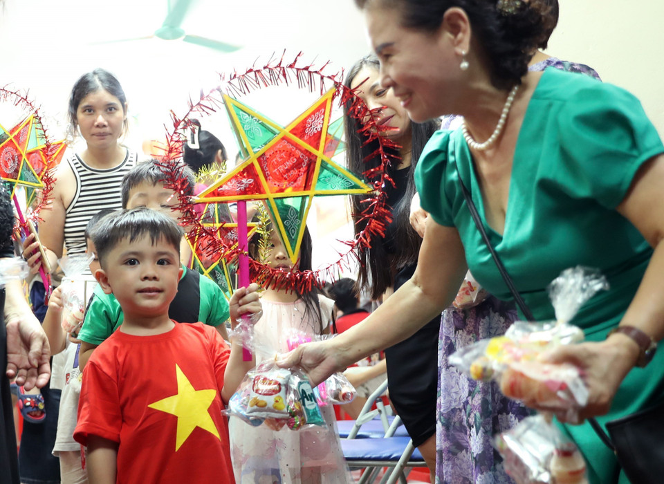 Trẻ em xóm ven sông tổ dân phố 12, phường Yên Phụ, quận Tây Hồ nhận quà trong ngày Tết Trung thu. (Ảnh: Quốc Khánh/TTXVN)