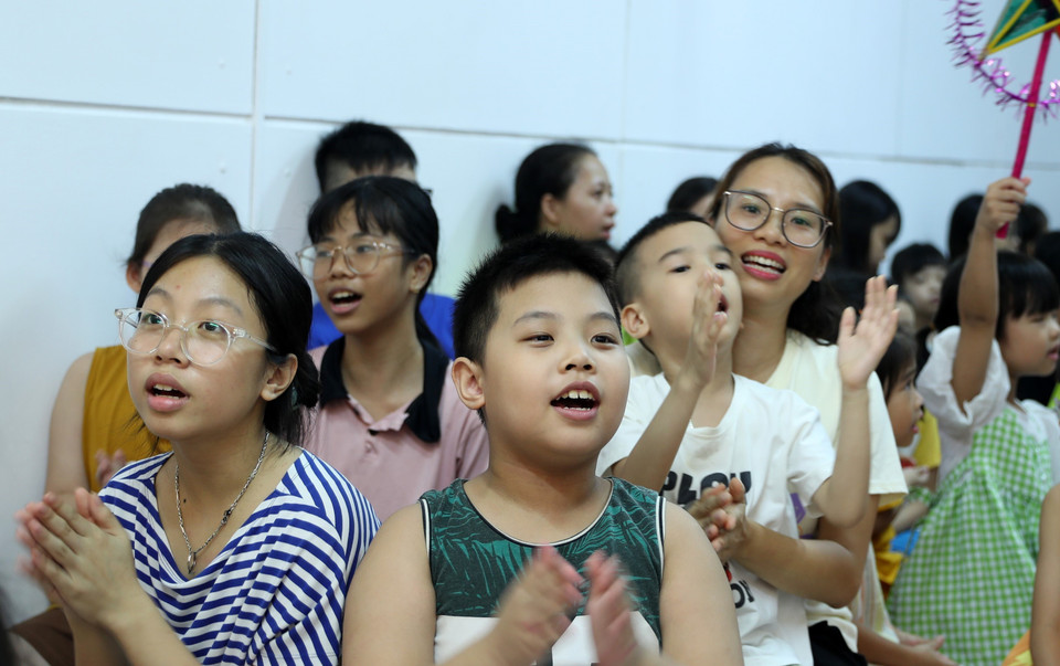Trẻ em nơi "rốn lũ" Hà Nội hồn nhiên vui Tết Trung thu. (Ảnh: Quốc Khánh/TTXVN)