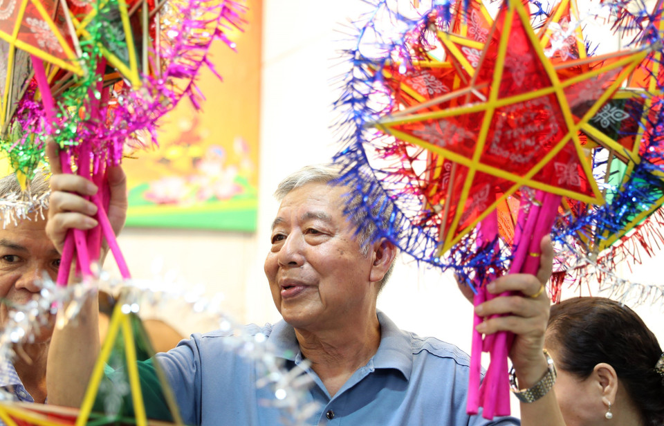 Những chiếc đèn ông sao được gửi đến cho trẻ em vùng lũ tổ dân phố 12, phường Yên Phụ, quận Tây Hồ, nơi cách đây ít ngày là nơi ngập nặng nhất của phường. (Ảnh: Quốc Khánh/TTXVN)