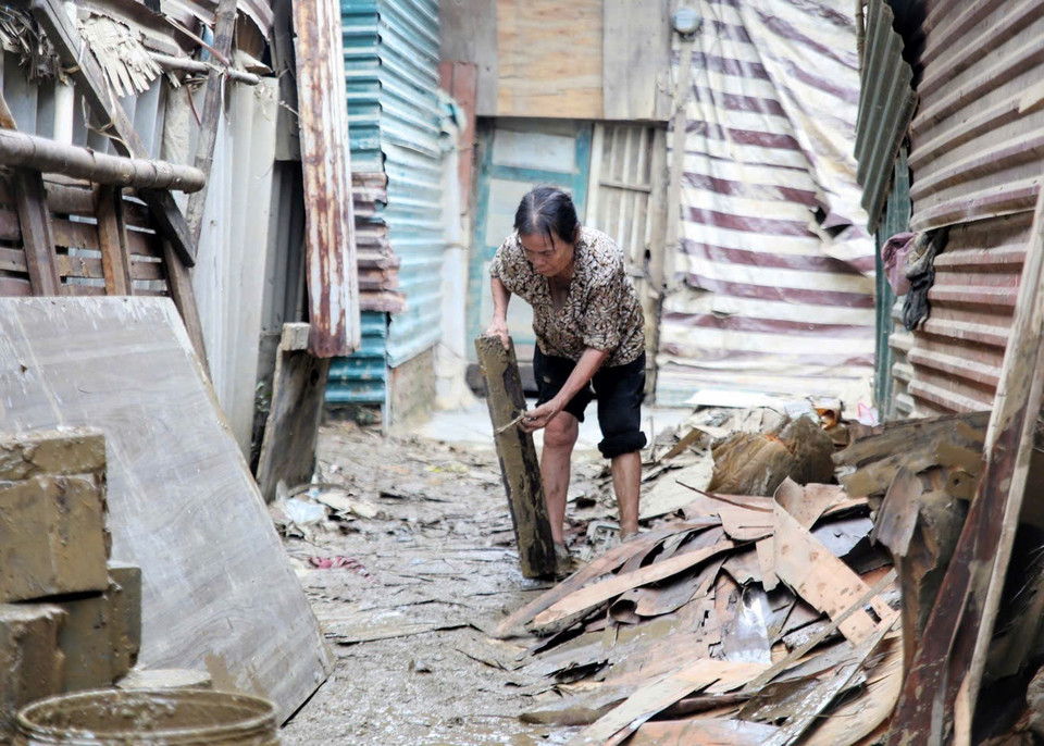 Người dân dọn dẹp, vệ sinh nhà cửa sau cơn bão (ảnh chụp ngày 15/9/2024). (Ảnh: Tuấn Đức/TTXVN)