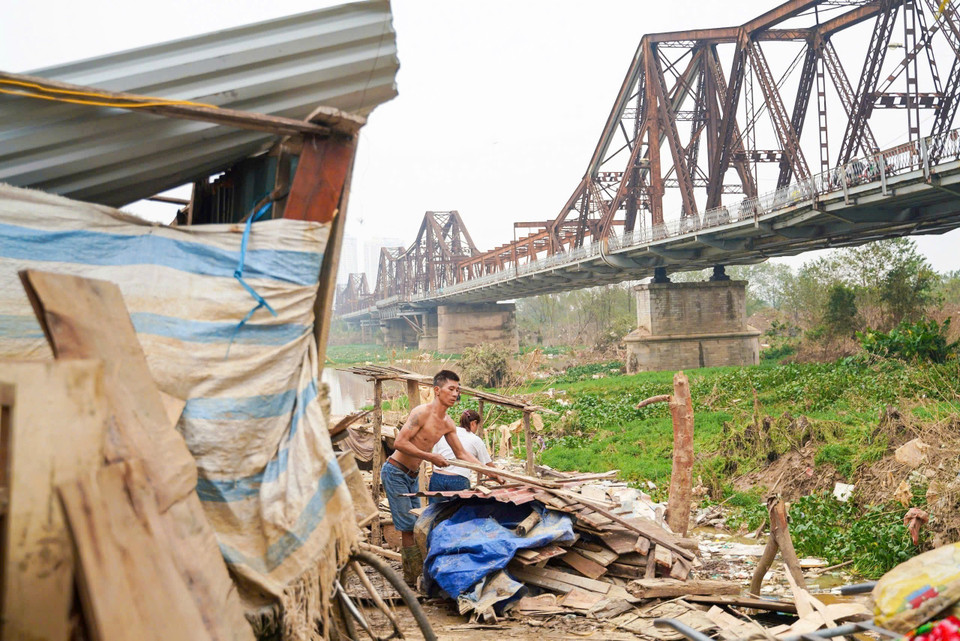 Người dân khắc phục hậu quả sau cơn bão (ảnh chụp ngày 15/9/2024). (Ảnh: Khánh Hòa/TTXVN)