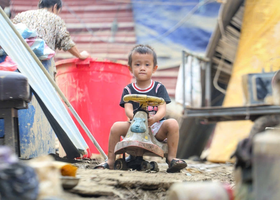 Cuộc sống đang dần trở lại bình thường tại xóm trọ nghèo dưới chân cầu Long Biên (ảnh chụp ngày 15/9/2024). (Ảnh: Tuấn Đức/TTXVN)