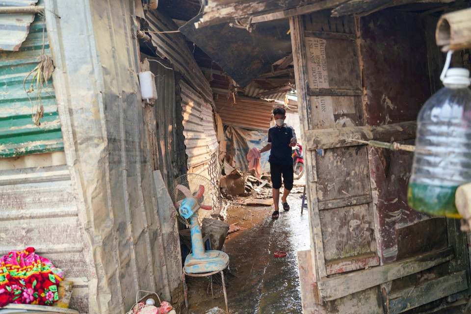 Người dân bắt đầu trở lại khu xóm trọ sau những ngày tránh bão (ảnh chụp ngày 15/9/2024). (Ảnh: Khánh Hòa/TTXVN)