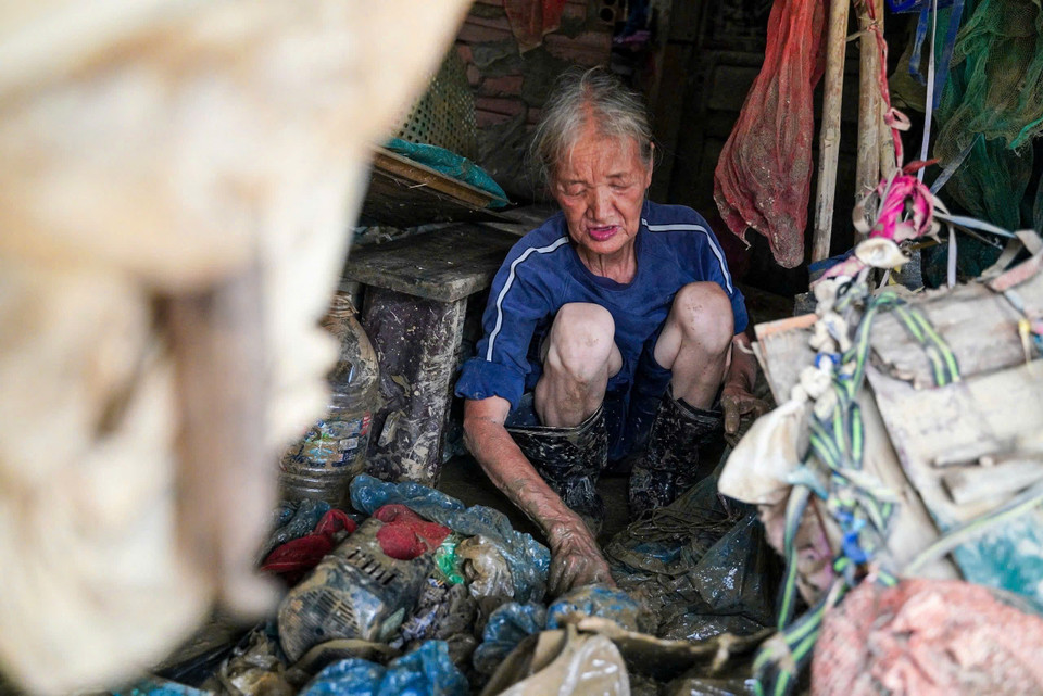 Người dân khu xóm trọ nghèo khắc phục hậu quả sau cơn bão (ảnh chụp ngày 15/9/2024). (Ảnh: Khánh Hòa/TTXVN)