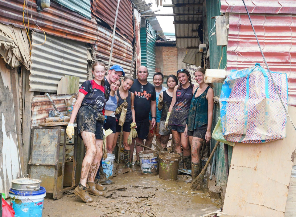 Nhiều tình nguyện viên nước ngoài đã tới giúp đỡ người dân khu xóm trọ nghèo dưới chân cầu Long Biên (ảnh chụp ngày 15/9/2024). (Ảnh: Khánh Hòa/TTXVN)