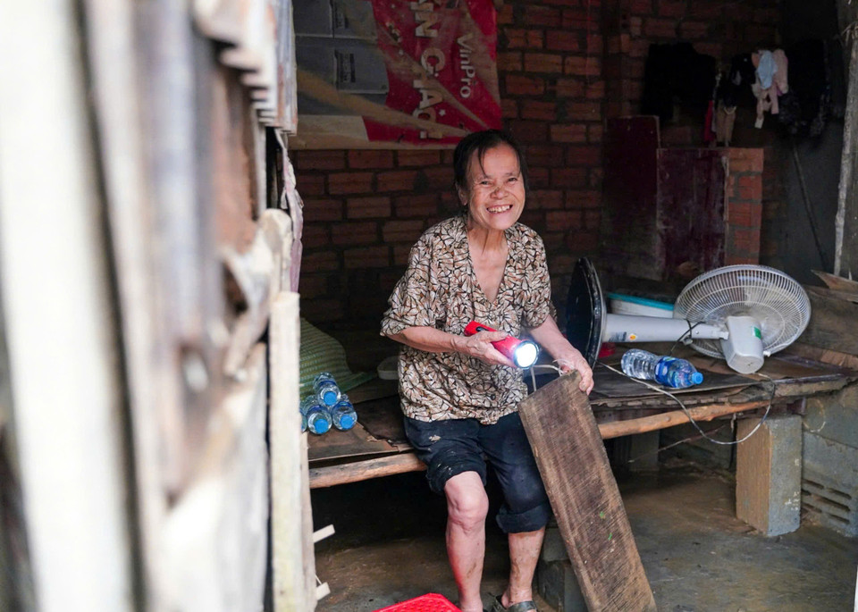 Niềm vui của người dân khi trở về nhà sau cơn bão (ảnh chụp ngày 15/9/2024). (Ảnh: Khánh Hòa/TTXVN)