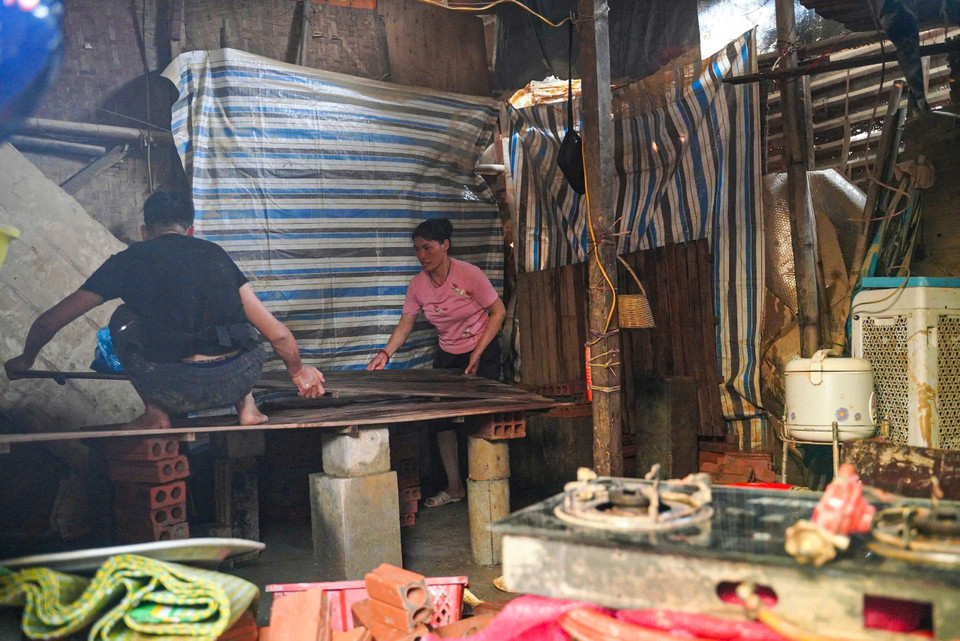 Người dân khắc phục hậu quả sau cơn bão (ảnh chụp ngày 15/9/2024). (Ảnh: Khánh Hòa/TTXVN)