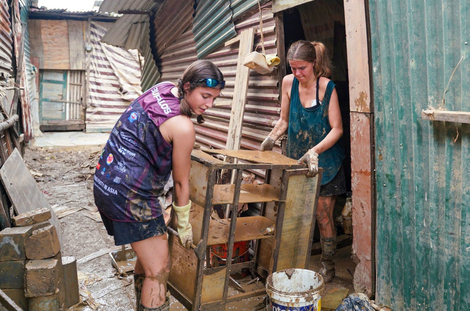 Nhiều tình nguyện viên nước ngoài đã tới giúp đỡ người dân khu xóm trọ nghèo dưới chân cầu Long Biên (ảnh chụp ngày 15/9/2024). (Ảnh: Khánh Hòa/TTXVN)