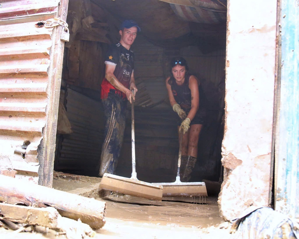 Nhiều tình nguyện viên nước ngoài đã tới giúp đỡ người dân khu xóm trọ nghèo dưới chân cầu Long Biên (ảnh chụp ngày 15/9/2024). (Ảnh: Tuấn Đức/TTXVN)