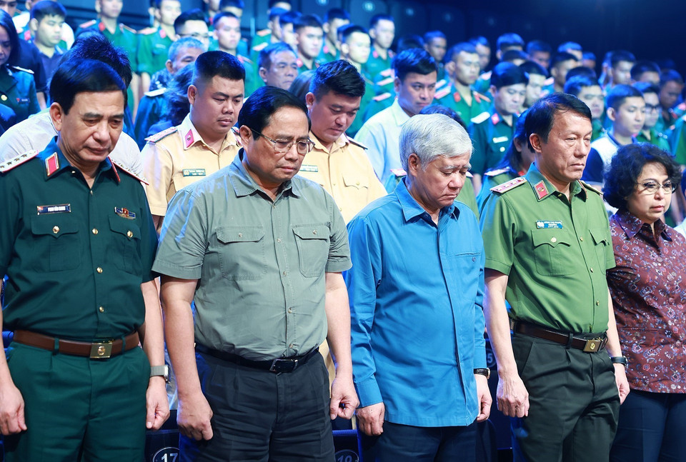 Thủ tướng Phạm Minh Chính và các đại biểu mặc niệm đồng bào tử nạn do ảnh hưởng của cơn bão số 3. (Ảnh: Dương Giang/TTXVN)