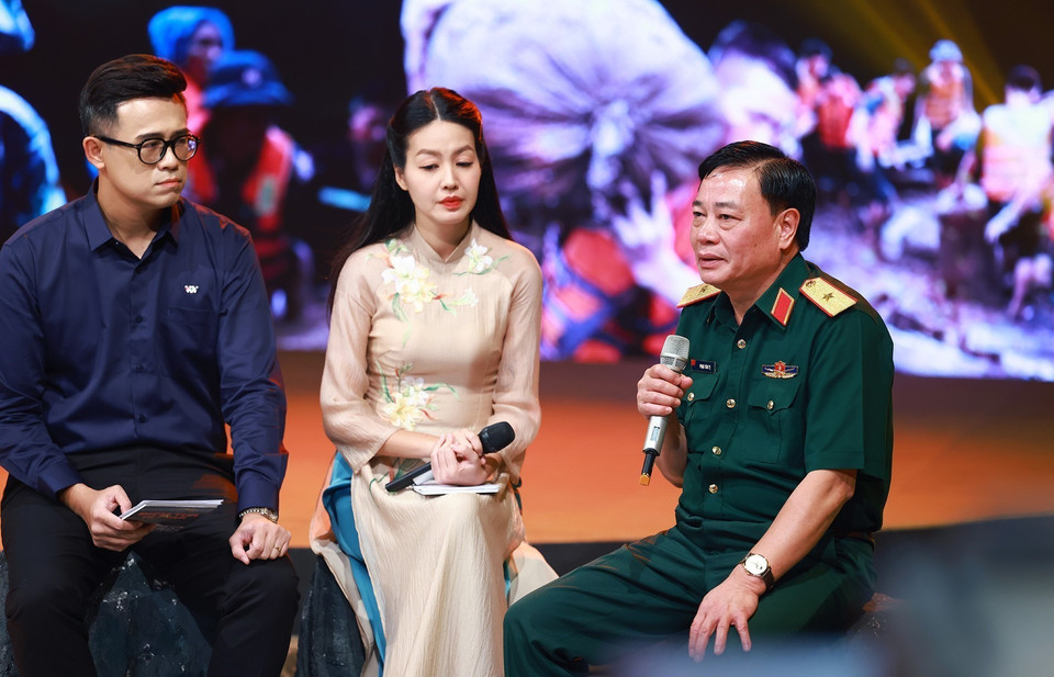 Thiếu tướng Phạm Văn Tỵ, Phó Cục trưởng Cục cứu hộ cứu nạn, Bộ Tổng Tham mưu Quân đội nhân dân Việt Nam giao lưu tại chương trình. (Ảnh: Dương Giang/TTXVN)