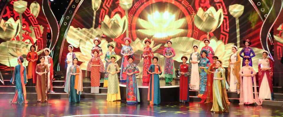 Các người đẹp trong phần thi trình diễn áo dài. (Ảnh: Thanh Thương/TTXVN)