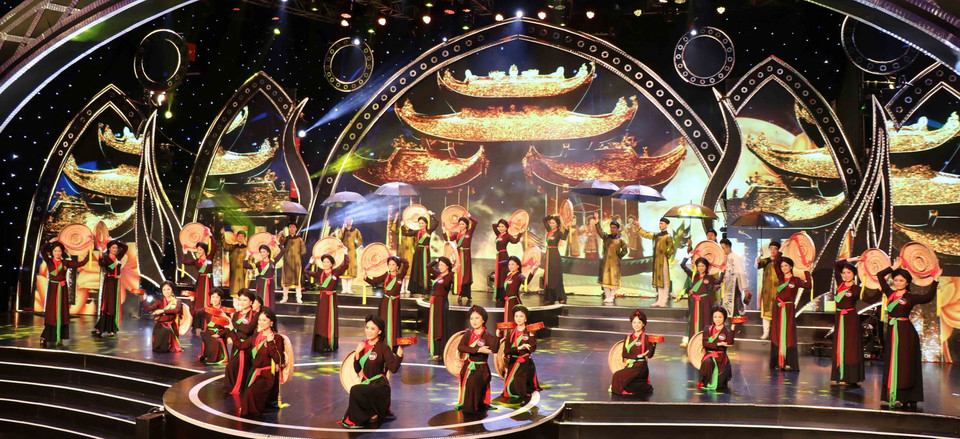  Các thí sinh Người đẹp Kinh Bắc trong trang phục Quan họ. (Ảnh: Thanh Thương/TTXVN)