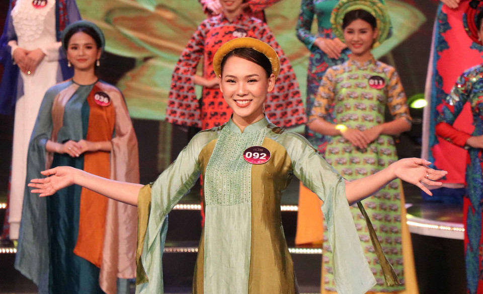 Các người đẹp trong phần thi trình diễn áo dài. (Ảnh: Thanh Thương/TTXVN)