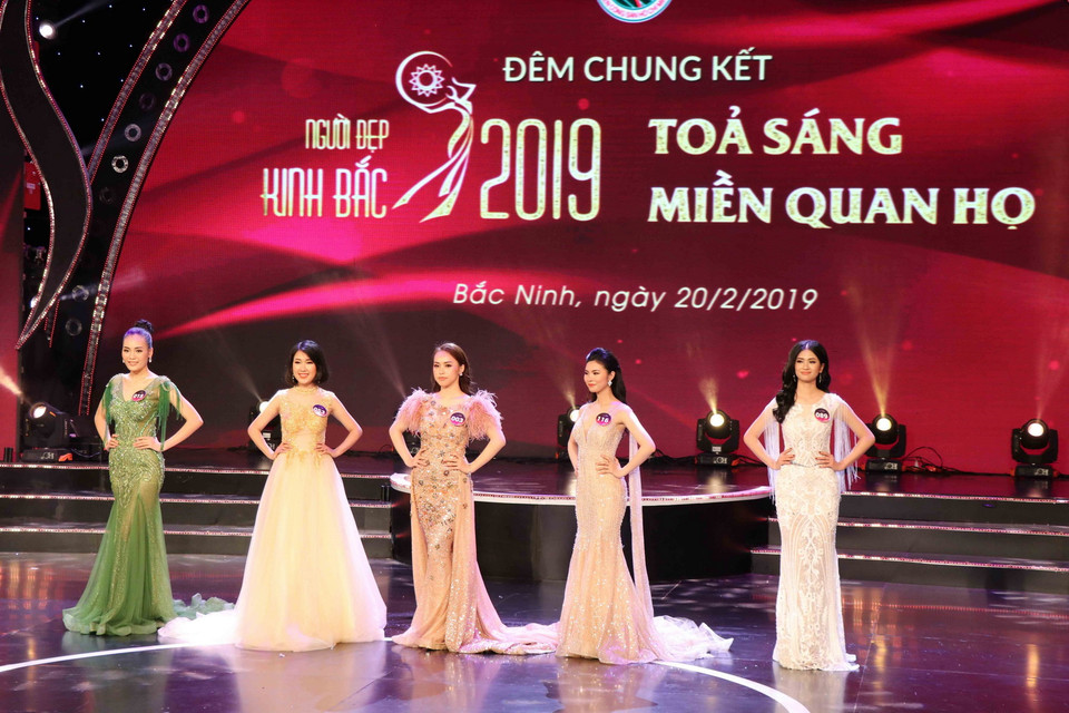 Top 5 thí sinh xuất sắc nhất cuộc thi. (Ảnh: Thanh Thương/TTXVN)