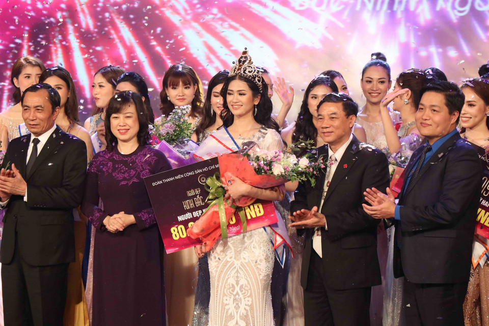 Ban tổ chức trao giải cho Người đẹp Kinh Bắc thứ Nhất năm 2019 cho thí sinh Nguyễn Thị Thu Phương. (Ảnh: Thanh Thương/TTXVN)