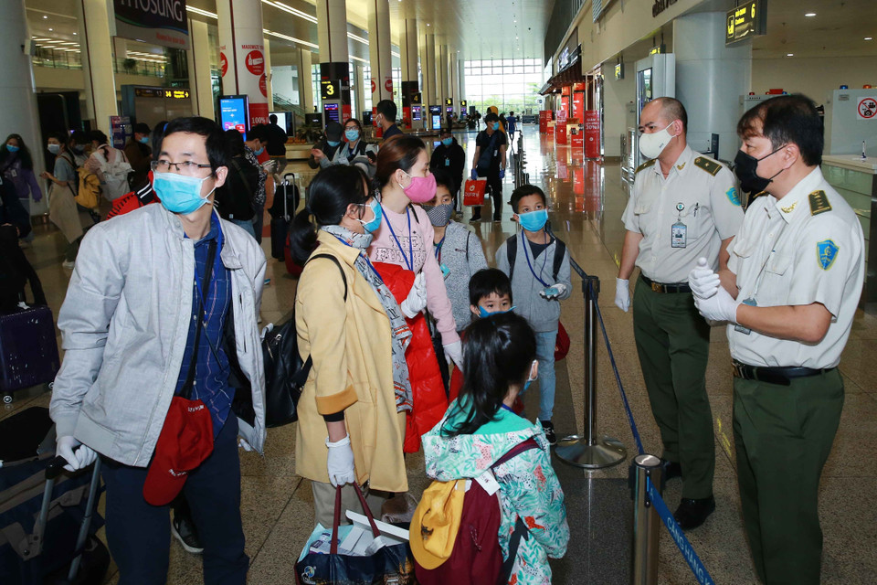 Lực lượng An ninh hàng không hướng dẫn hành khách đến khu cách ly. (Ảnh: Doãn Tấn/TTXVN)