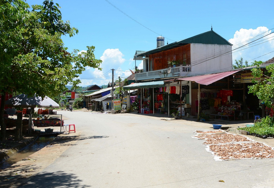 Nhiều ngôi nhà khang trang được xây dựng tại xã Mường Phăng. (Ảnh: Xuân Tiến/TTXVN)