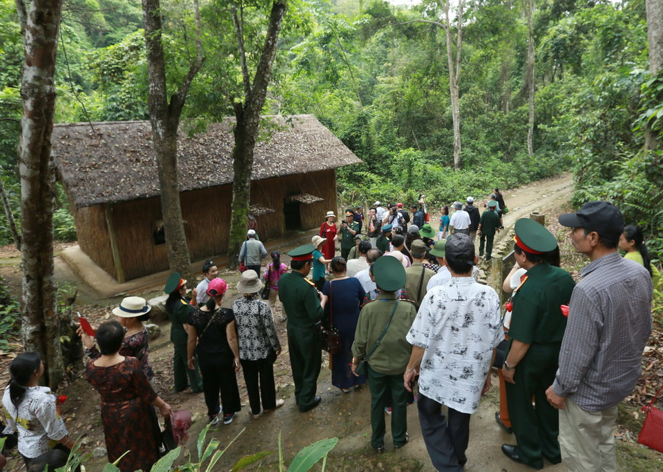 Du khách tham quan tại Sở Chỉ huy chiến dịch Điện Biên Phủ. (Ảnh: Xuân Tiến/TTXVN)