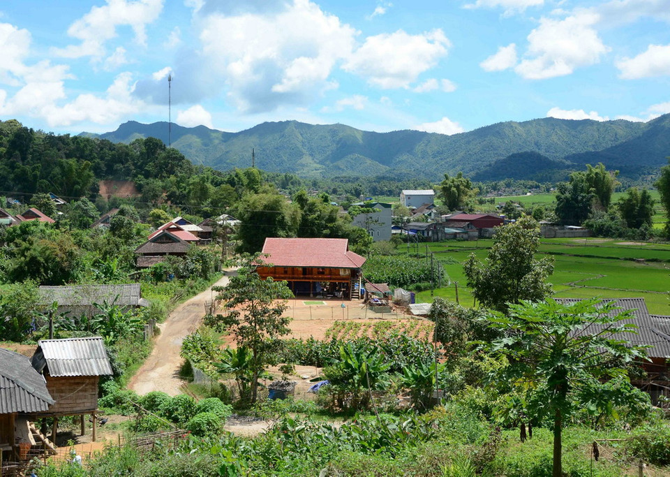Một góc bản người Thái nằm ở cửa ngõ vào thung lũng xã Mường Phăng. (Ảnh: Xuân Tiến/TTXVN)