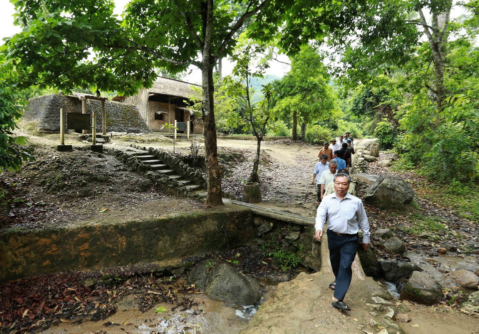  Du khách tham quan Sở chỉ huy chiến dịch Điện Biên Phủ. (Ảnh: Xuân Tiến/TTXVN)